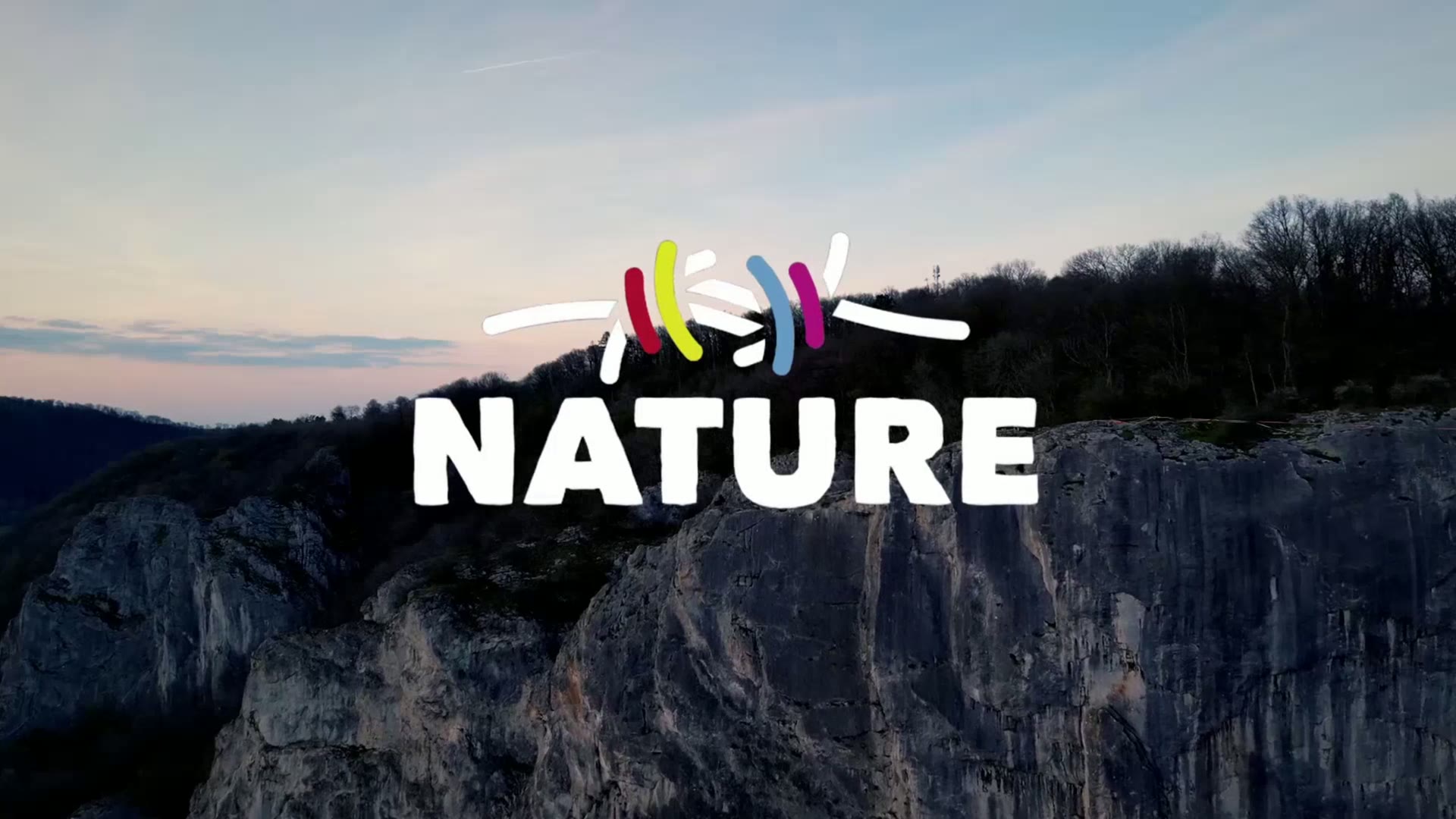 Kalksteenrotsen bij valavond, met het logo van NATURE in de lucht.